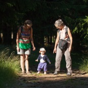 Bebe petite fille enfant avec ses deux grand-meres. Grand-perents. En train de se promener dans la foret. Cevennes. Vers le Mont Aigoual.