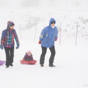 Luge dans les Cevennes (l'Esperou proche du mont Aigoual) en famille : bebe enfant petite fille parents et grand-parents.  Grand pere garnd mere. Neige.