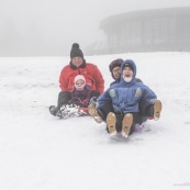 Luge dans les Cevennes (l'Esperou proche du mont Aigoual) en famille : bebe enfant petite fille parents et grand-parents.  Grand pere garnd mere. Neige.