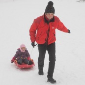 Luge dans les Cevennes (l'Esperou proche du mont Aigoual) en famille : bebe enfant petite fille parents et grand-parents.  Grand pere garnd mere. Neige.