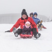 Luge dans les Cevennes (l'Esperou proche du mont Aigoual) en famille : bebe enfant petite fille parents et grand-parents.  Grand pere garnd mere. Neige.