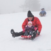 Luge dans les Cevennes (l'Esperou proche du mont Aigoual) en famille : bebe enfant petite fille parents et grand-parents.  Grand pere garnd mere. Neige.