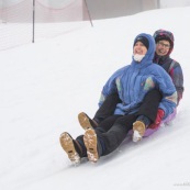 Luge dans les Cevennes (l'Esperou proche du mont Aigoual) en famille : bebe enfant petite fille parents et grand-parents.  Grand pere garnd mere. Neige.