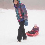 Luge dans les Cevennes (l'Esperou proche du mont Aigoual) en famille : bebe enfant petite fille parents et grand-parents.  Grand pere garnd mere. Neige.