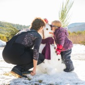 Petite fille et bonhomme de neige. En montagne dans les Cévennes (l'Esperou, proche du Mont Aigoual). Avec sa maman.